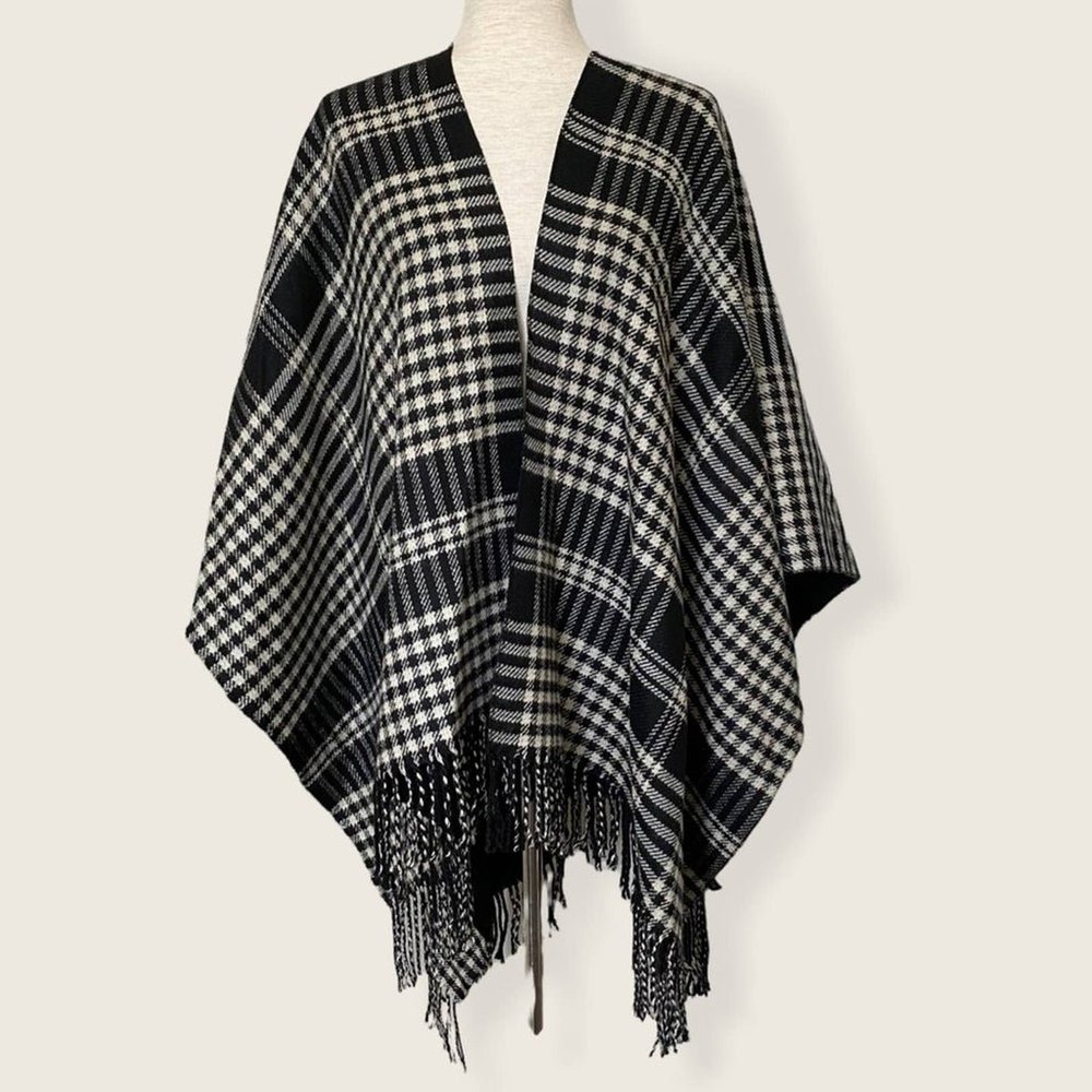 LOOK Cape Shawl Poncho Black and Cream Checkered Tassel Hem Open Front OS